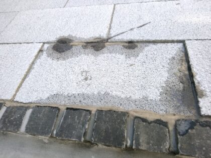 三栄建築設計 の新築 - 敷石が固定されていない