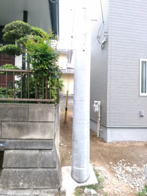 リフティングパートナー(厚木市)の新築一戸建て - 敷地内に電柱あり
