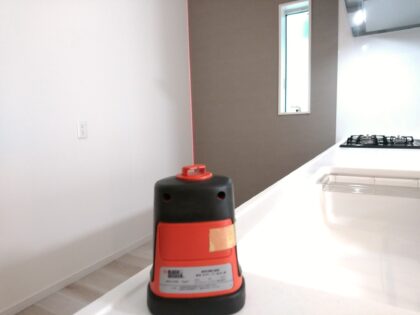 イーカム (茅ヶ崎市) の新築一戸建て - 壁の鉛直チェック