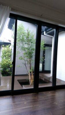 母屋と離れがウッドデッキで繋がる珍しい間取り