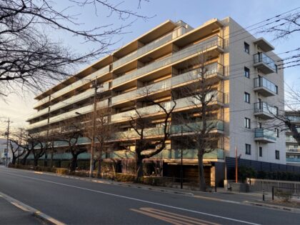 大通り沿いのマンション