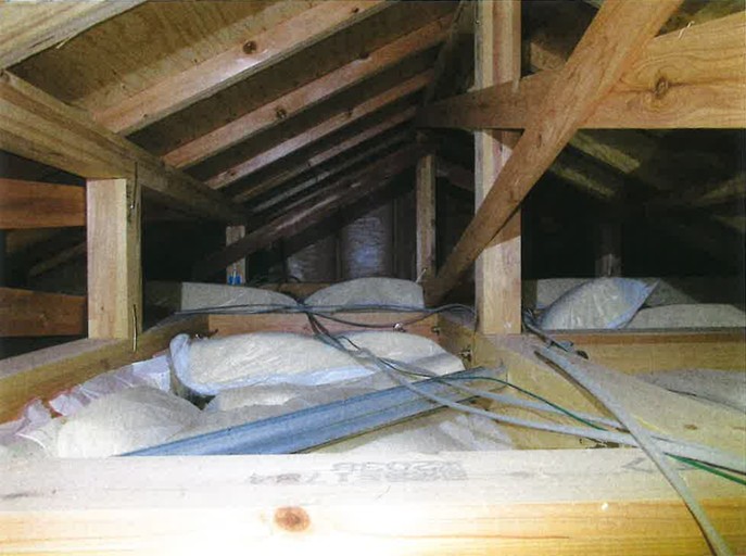 天井裏断熱材のまくれ上がり