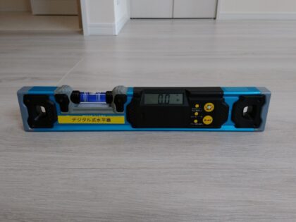 デジタル水平器で床の傾斜を調査