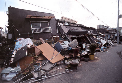 S0916_阪神淡路地震で倒壊した家屋