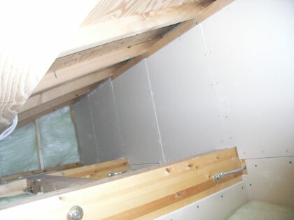 石膏ボードが施工されていない屋根裏の欠陥事例（是正前）