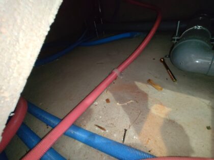 断熱材施工不良と床下に構造用のボルトが落ちています