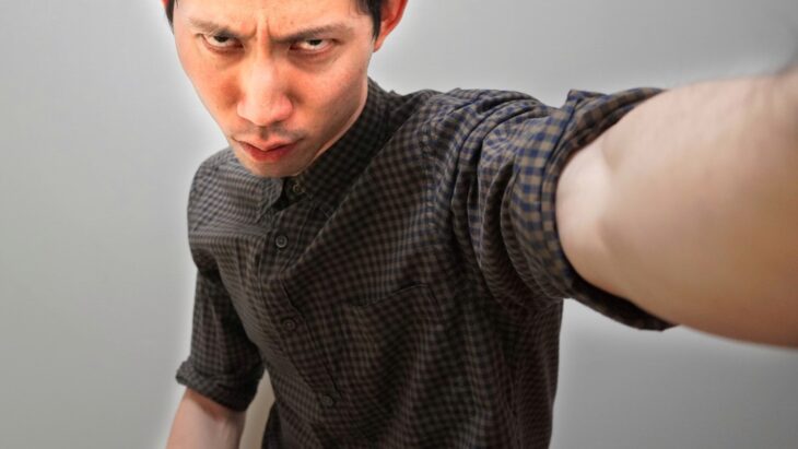 威圧してくる男性