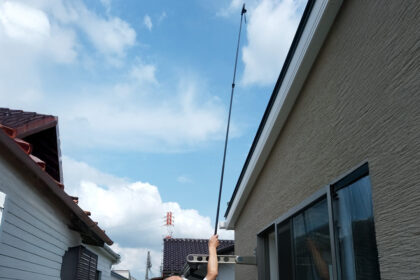 自撮り棒を使って屋根を確認