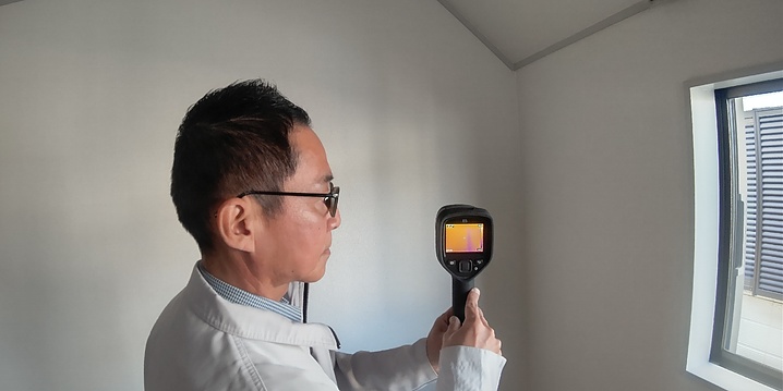 住宅診断を実施する野方氏